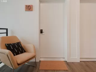 Photo #4: 22204995 Listing