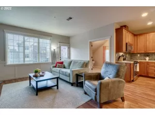 Photo #5: 22205036 Listing