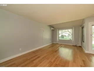 Photo #5: 22205441 Listing