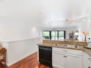 Photo #5: 22207265 Listing