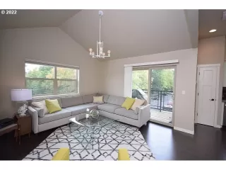 Photo #4: 22208085 Listing