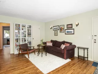 Photo #4: 22208471 Listing