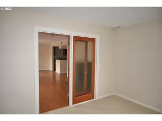 Photo #5: 22211037 Listing