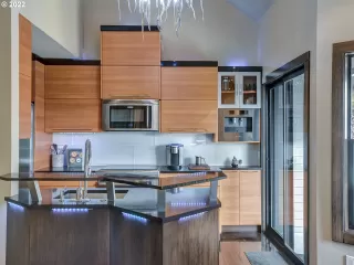 Photo #6: 22211212 Listing