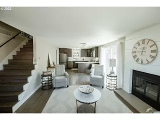 Photo #4: 22211433 Listing