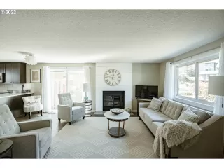 Photo #5: 22211433 Listing