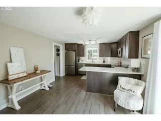 Photo #6: 22211433 Listing