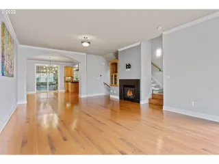 Photo #5: 22211538 Listing