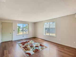 Photo #5: 22213887 Listing