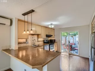 Photo #6: 22213887 Listing