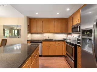 Photo #6: 22215059 Listing