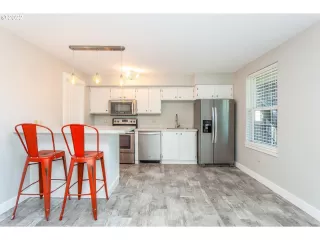 Photo #5: 22216742 Listing