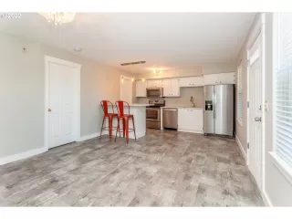 Photo #6: 22216742 Listing