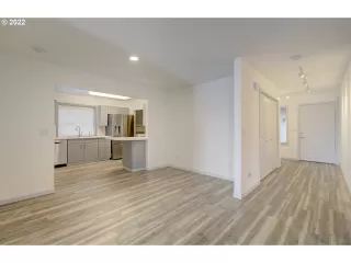 Photo #5: 22217209 Listing