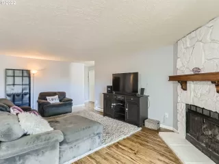 Photo #5: 22217408 Listing