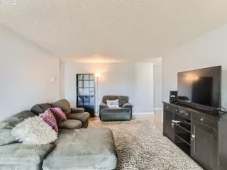 Photo #6: 22217408 Listing