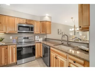 Photo #5: 22218233 Listing