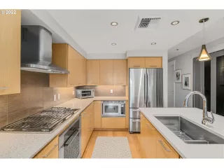 Photo #6: 22219330 Listing
