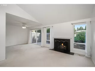 Photo #5: 22229151 Listing