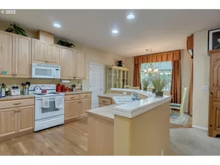 Photo #5: 22230062 Listing