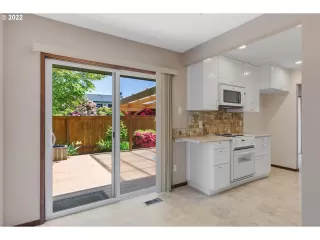 Photo #4: 22230778 Listing