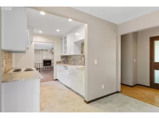 Photo #5: 22230778 Listing