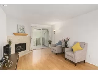 Photo #5: 22231327 Listing