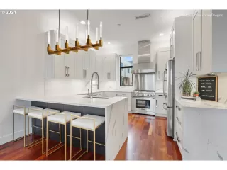 Photo #6: 22231956 Listing