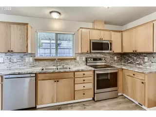 Photo #5: 22233836 Listing