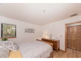 Photo #5: 22235183 Listing