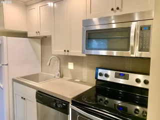 Photo #5: 22235958 Listing