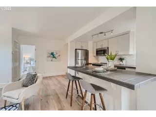 Photo #6: 22240979 Listing