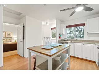 Photo #6: 22242170 Listing