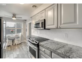 Photo #4: 22242410 Listing