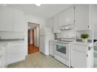 Photo #6: 22245661 Listing