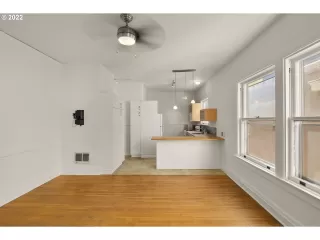 Photo #5: 22246322 Listing