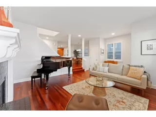 Photo #5: 22248358 Listing