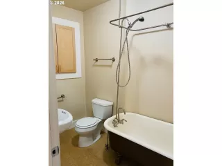 Photo #6: 222555650 Listing