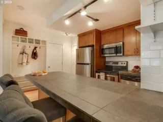 Photo #6: 22268722 Listing