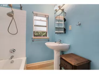 Photo #5: 22276099 Listing