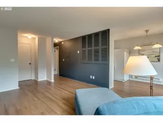 Photo #4: 22278413 Listing