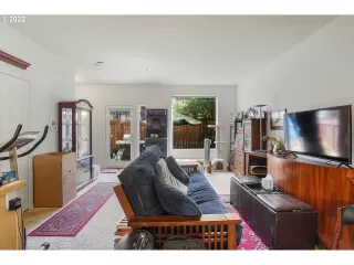 Photo #4: 22290636 Listing