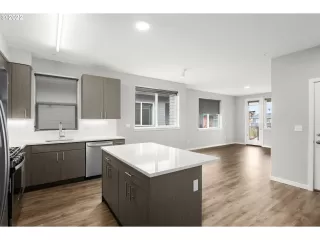 Photo #5: 22296136 Listing