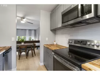 Photo #5: 22297891 Listing