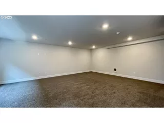 Photo #5: 22309569 Listing