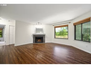 Photo #5: 22311084 Listing