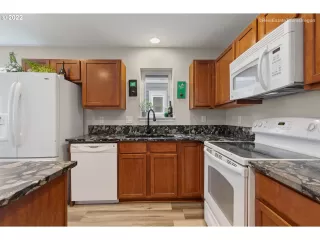 Photo #6: 22313056 Listing