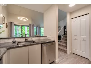 Photo #6: 22313566 Listing