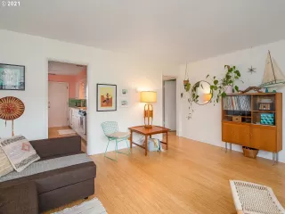 Photo #5: 22318298 Listing