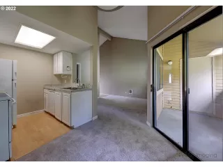 Photo #5: 22319131 Listing